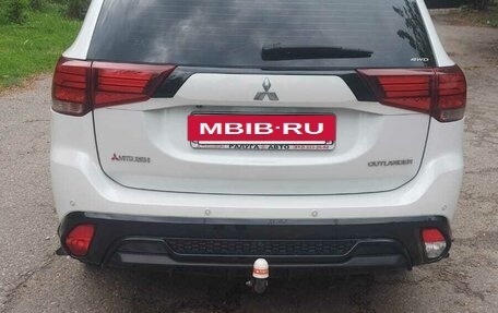 Mitsubishi Outlander III рестайлинг 3, 2022 год, 3 500 000 рублей, 6 фотография