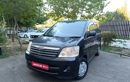 Toyota Noah III, 2004 год, 870 000 рублей, 1 фотография
