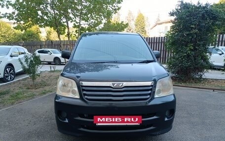 Toyota Noah III, 2004 год, 870 000 рублей, 2 фотография
