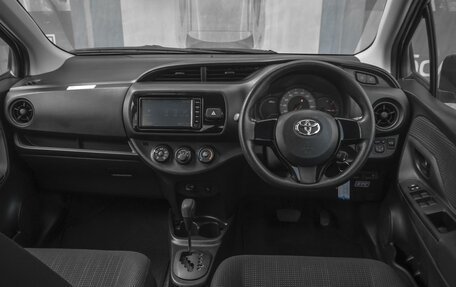 Toyota Vitz, 2018 год, 1 219 000 рублей, 6 фотография