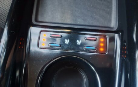 Toyota Prius IV XW50, 2019 год, 1 880 000 рублей, 24 фотография