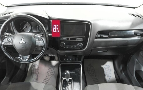 Mitsubishi Outlander III рестайлинг 3, 2018 год, 1 949 000 рублей, 10 фотография