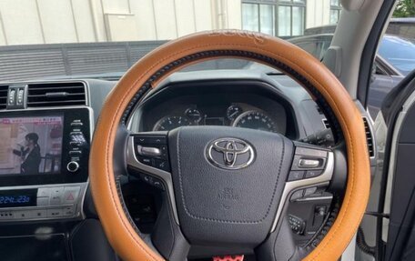 Toyota Land Cruiser Prado 150 рестайлинг 2, 2022 год, 4 250 000 рублей, 5 фотография