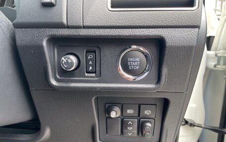Toyota Land Cruiser Prado 150 рестайлинг 2, 2022 год, 4 250 000 рублей, 6 фотография