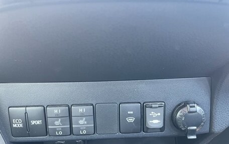 Toyota RAV4, 2019 год, 2 700 000 рублей, 10 фотография