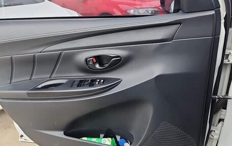 Toyota Yaris XP150 рестайлинг, 2022 год, 1 200 000 рублей, 9 фотография