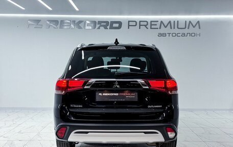 Mitsubishi Outlander III рестайлинг 3, 2019 год, 2 249 000 рублей, 10 фотография