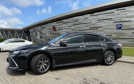 Toyota Camry, 2022 год, 3 390 000 рублей, 2 фотография