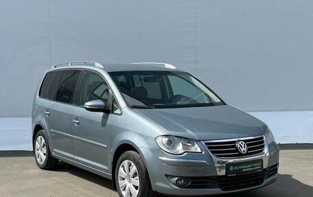 Volkswagen Touran III, 2010 год, 845 000 рублей, 3 фотография