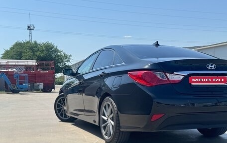 Hyundai Sonata VI, 2013 год, 950 000 рублей, 2 фотография