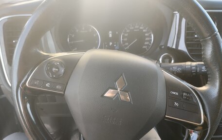 Mitsubishi Outlander III рестайлинг 3, 2018 год, 1 700 000 рублей, 4 фотография