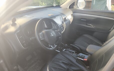 Mitsubishi Outlander III рестайлинг 3, 2018 год, 1 700 000 рублей, 6 фотография