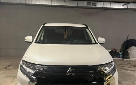 Mitsubishi Outlander III рестайлинг 3, 2021 год, 2 450 000 рублей, 1 фотография