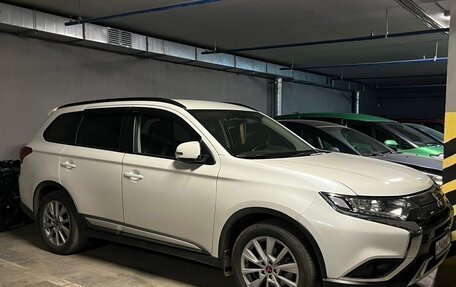 Mitsubishi Outlander III рестайлинг 3, 2021 год, 2 450 000 рублей, 7 фотография
