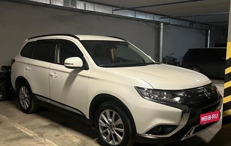 Mitsubishi Outlander III рестайлинг 3, 2021 год, 2 450 000 рублей, 4 фотография