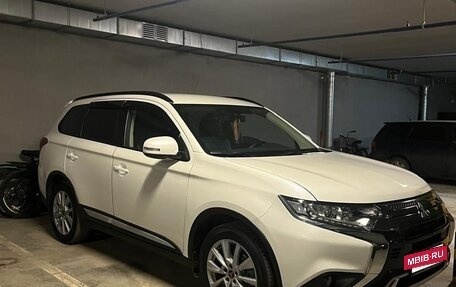 Mitsubishi Outlander III рестайлинг 3, 2021 год, 2 450 000 рублей, 3 фотография
