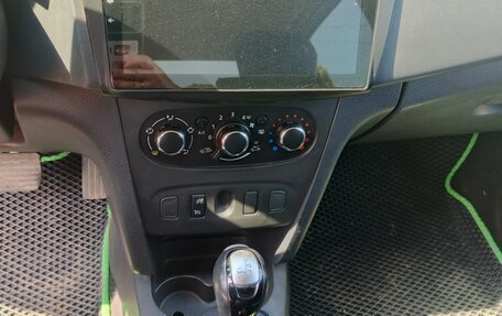 Renault Logan II, 2018 год, 1 100 000 рублей, 9 фотография