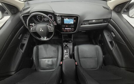Mitsubishi Outlander III рестайлинг 3, 2015 год, 1 680 000 рублей, 12 фотография