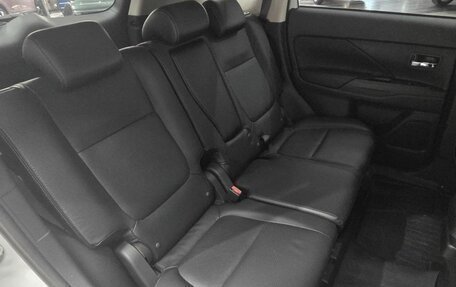 Mitsubishi Outlander III рестайлинг 3, 2015 год, 1 680 000 рублей, 14 фотография