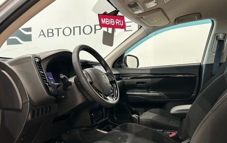 Mitsubishi Outlander III рестайлинг 3, 2018 год, 1 799 000 рублей, 15 фотография