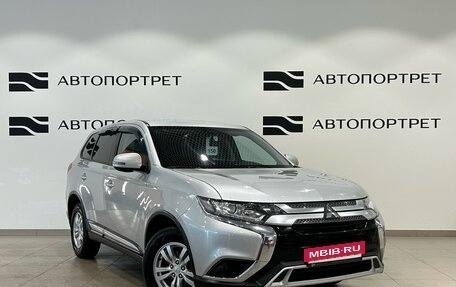 Mitsubishi Outlander III рестайлинг 3, 2018 год, 1 799 000 рублей, 9 фотография