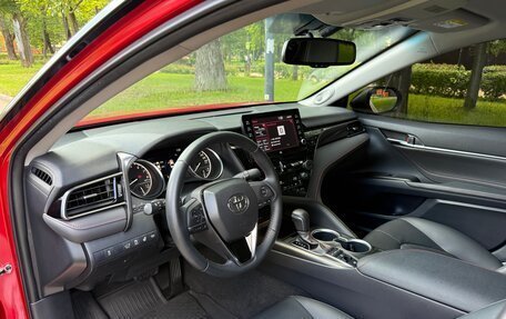 Toyota Camry, 2021 год, 3 290 000 рублей, 10 фотография