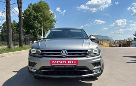 Volkswagen Tiguan II, 2018 год, 2 400 000 рублей, 3 фотография