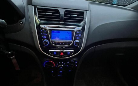 Hyundai Solaris II рестайлинг, 2011 год, 870 000 рублей, 6 фотография