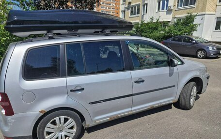 Volkswagen Touran III, 2010 год, 620 000 рублей, 2 фотография