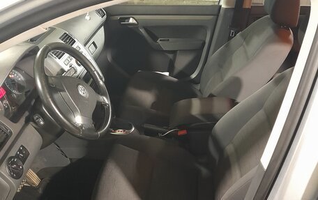 Volkswagen Touran III, 2010 год, 620 000 рублей, 11 фотография