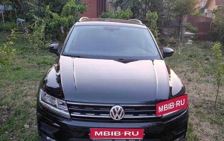Volkswagen Tiguan II, 2018 год, 2 370 000 рублей, 2 фотография