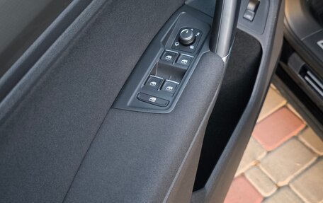 Volkswagen Tiguan II, 2018 год, 2 370 000 рублей, 17 фотография