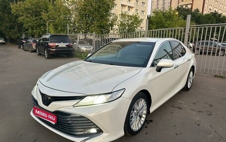 Toyota Camry, 2019 год, 2 430 000 рублей, 1 фотография