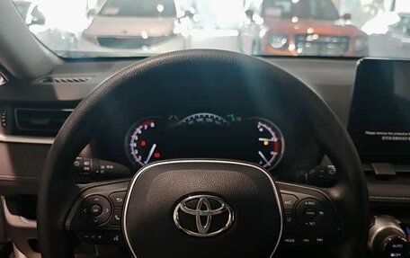 Toyota RAV4, 2022 год, 2 352 000 рублей, 6 фотография