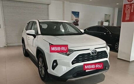 Toyota RAV4, 2022 год, 2 352 000 рублей, 3 фотография