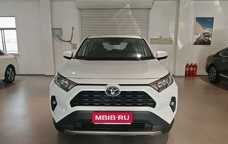 Toyota RAV4, 2022 год, 2 352 000 рублей, 2 фотография