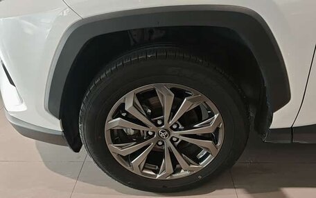 Toyota RAV4, 2022 год, 2 352 000 рублей, 12 фотография
