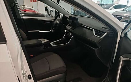 Toyota RAV4, 2022 год, 2 352 000 рублей, 10 фотография