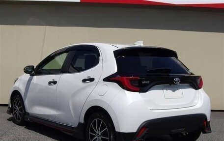 Toyota Yaris, 2021 год, 1 075 000 рублей, 5 фотография