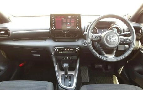 Toyota Yaris, 2021 год, 1 075 000 рублей, 6 фотография