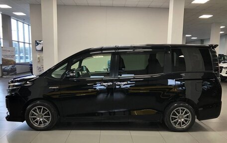 Toyota Voxy III, 2015 год, 1 920 000 рублей, 2 фотография