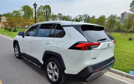 Toyota RAV4, 2022 год, 2 400 000 рублей, 4 фотография