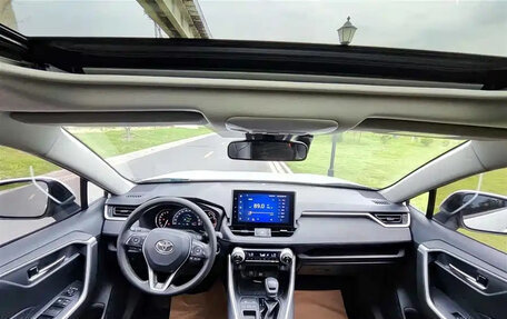 Toyota RAV4, 2022 год, 2 400 000 рублей, 9 фотография