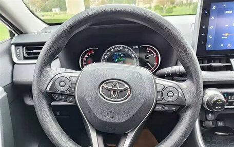 Toyota RAV4, 2022 год, 2 400 000 рублей, 6 фотография