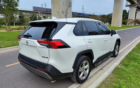 Toyota RAV4, 2022 год, 2 400 000 рублей, 5 фотография