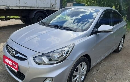 Hyundai Solaris II рестайлинг, 2011 год, 1 100 000 рублей, 4 фотография