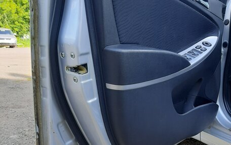 Hyundai Solaris II рестайлинг, 2011 год, 1 100 000 рублей, 23 фотография