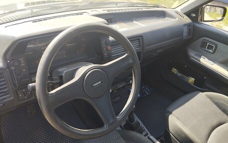 Mazda 323, 1987 год, 280 000 рублей, 7 фотография