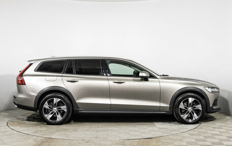 Volvo V60 Cross Country II, 2020 год, 3 829 700 рублей, 4 фотография