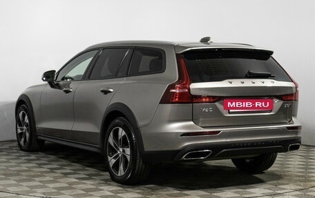 Volvo V60 Cross Country II, 2020 год, 3 829 700 рублей, 7 фотография